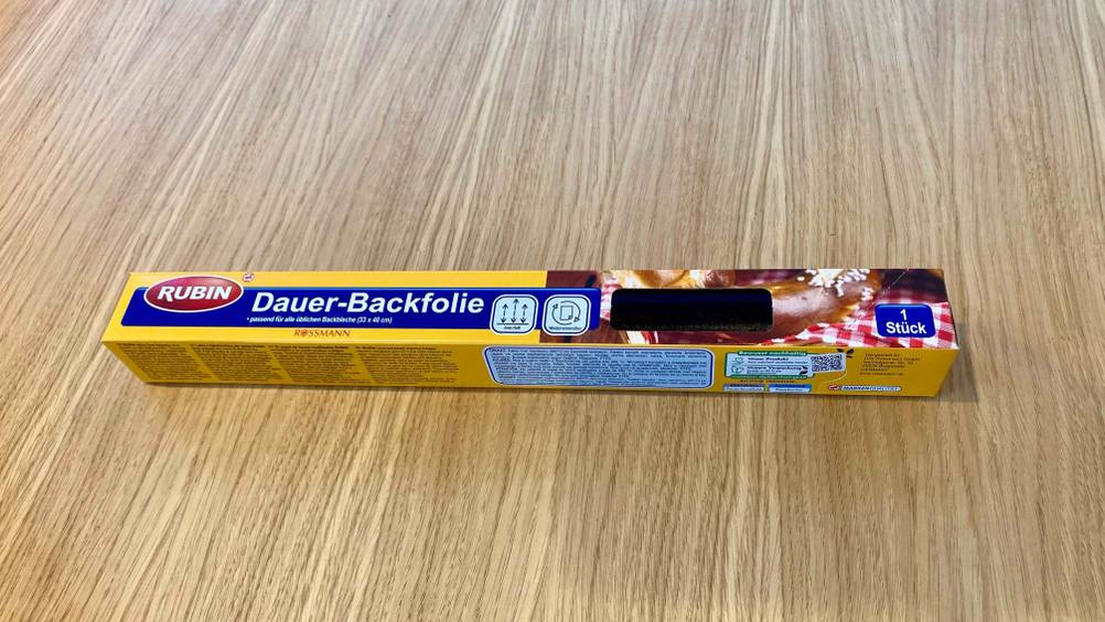 Eine Dauerbackfolie im Test originalverpackt auf einer Holzfläche.