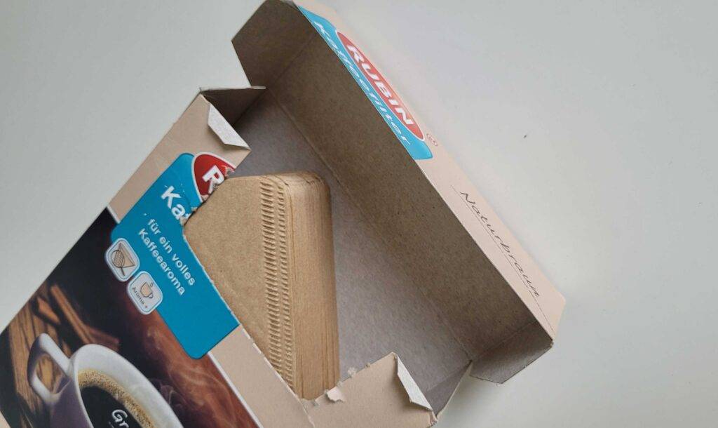 Getestete Kaffeefilter in Braun befinden sich in der geöffneten Verpackung.