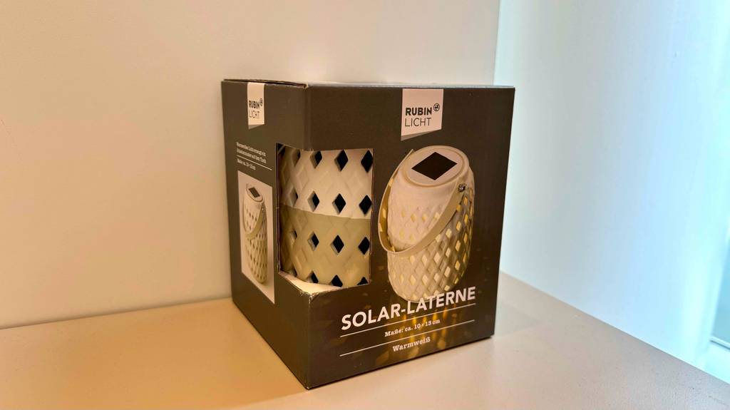 Detailansicht des Materials einer verpackten Solar-Laterne im Test.