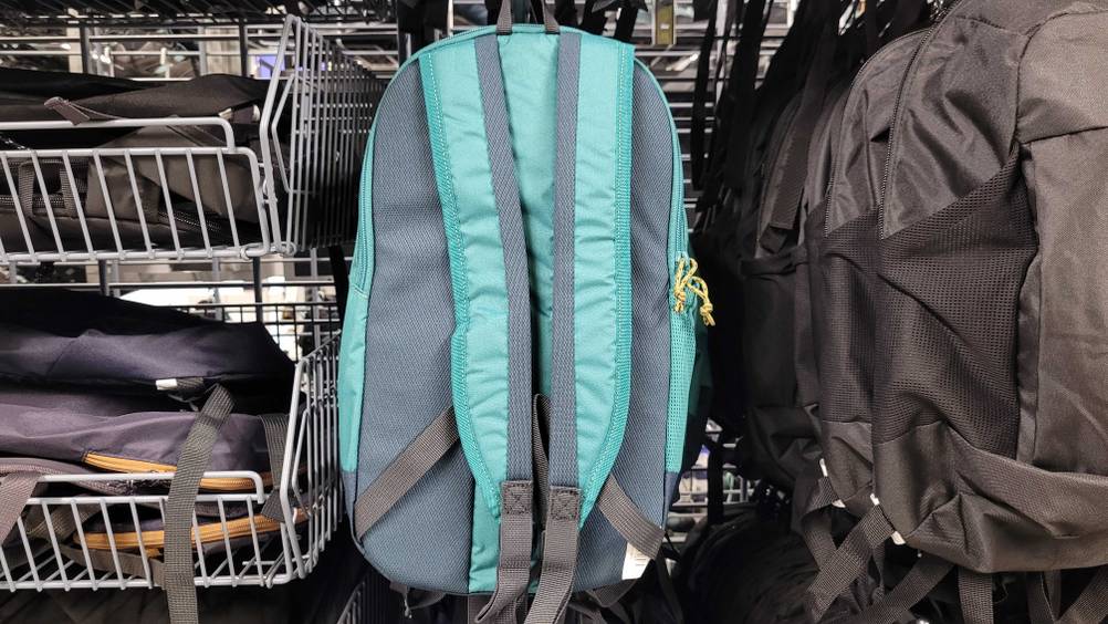 Der getestete Rucksack 10 Liter von hinten in einem Regal hängend.