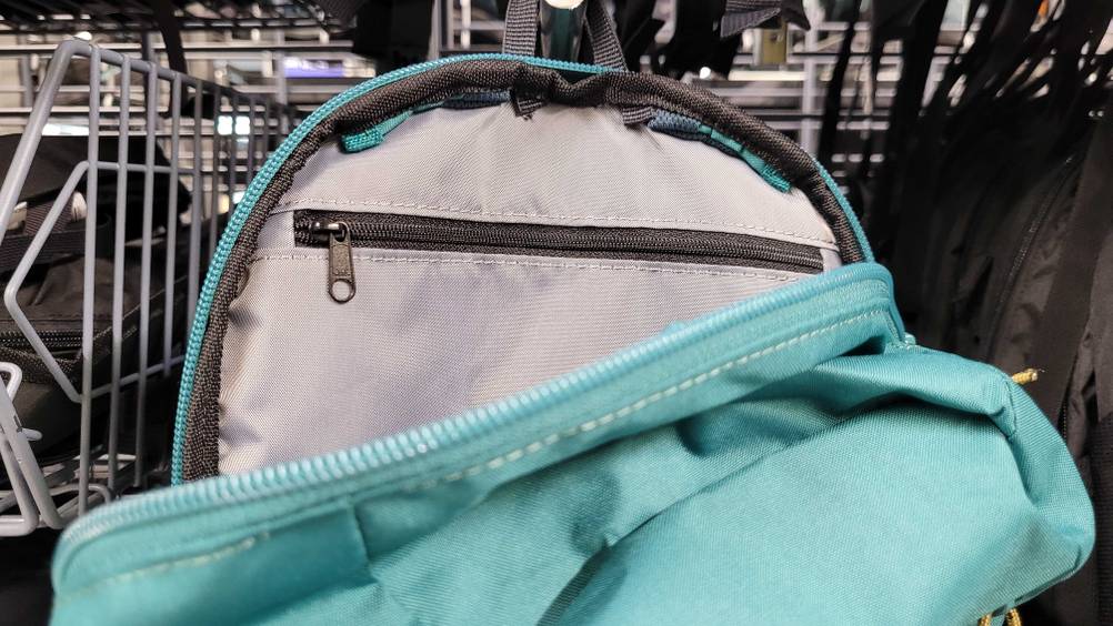 Rucksack 10 Liter im Test: Nahaufnahme einer Reisverschlusstasche im Inneren.