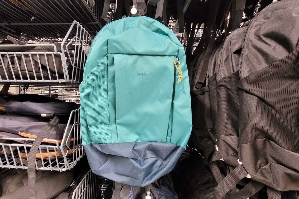 Rucksack 10 Liter getestet: Ein Rucksack in blau häng in einem Verkaufsregal.