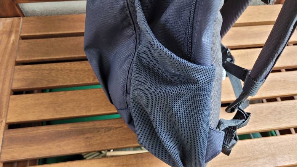 Nahaufnahme der Seitentasche eines Rucksack (20 Liter) im Test.