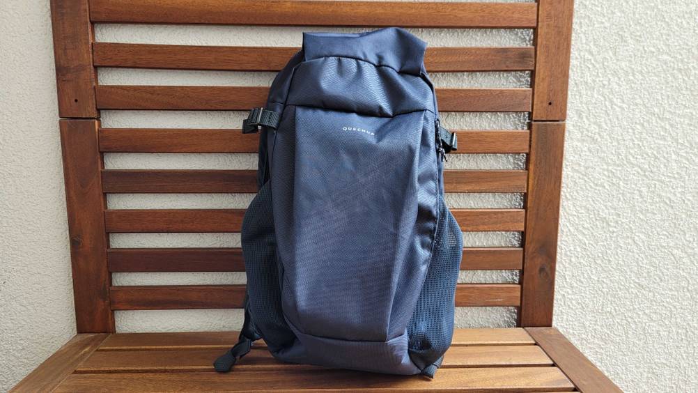 Rucksack (20 Liter) getestet: Ein Produkt von vorne auf einer Holzbank.
