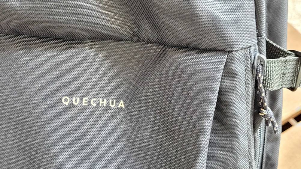 Nahaufnahme des Logos auf der Vorderseite eines getesteten Rucksack (20 Liter).