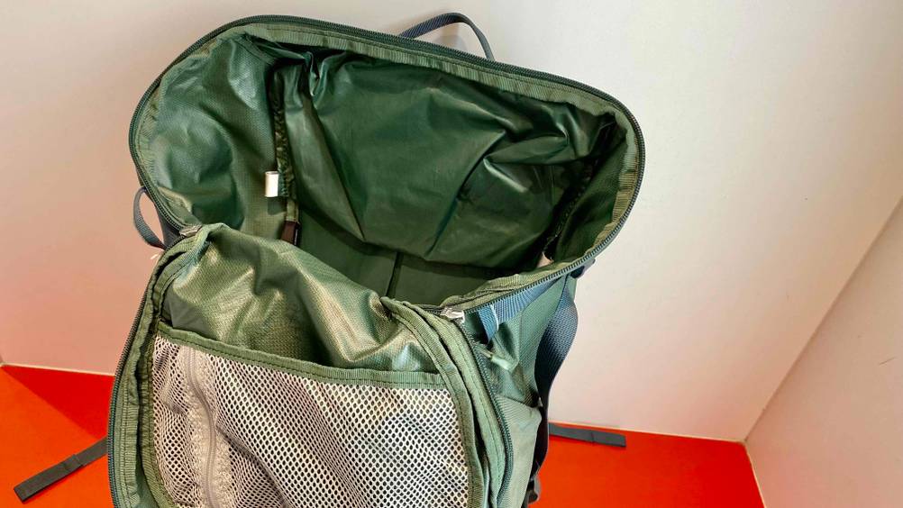 Blick in den offenen Osprey-Rucksack 30 Liter