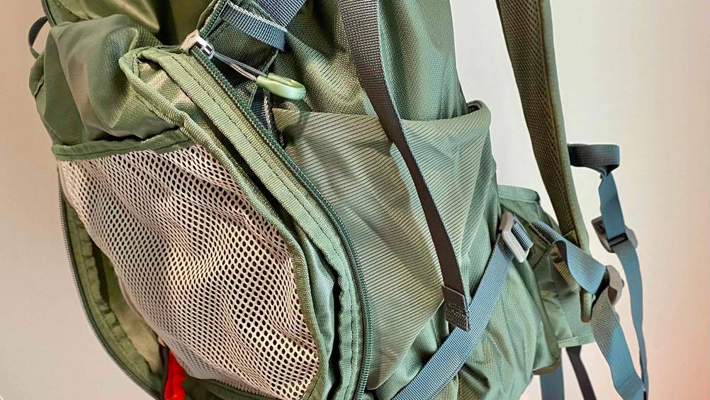 Osprey-Rucksack 30 Liter Seitenansicht mit offener Klappe
