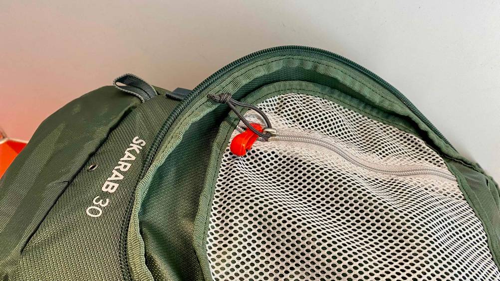 Osprey-Rucksack 30 Liter Modell Skarab 30 mit rotem Karabiner und Zipp innen