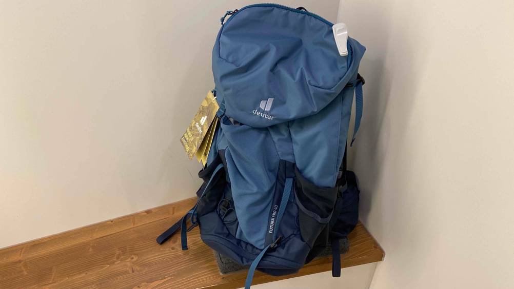 Auf einer Holzoberfläche befindet sich ein getesteter Rucksack mit einem Füllvolumen von 40 Litern.