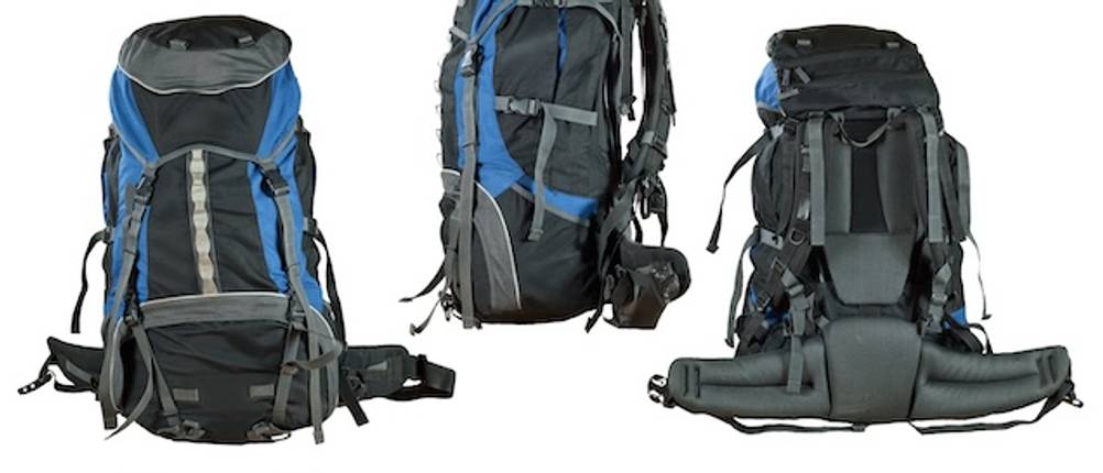 Blau-grauer Rucksack mit 65 Litern im Test: Ansicht von verschiedenen Seiten vor weißem Hintergrund.