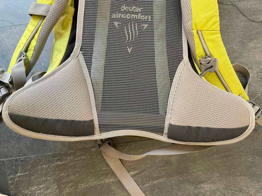 Nahaufnahme der Hüftgurte eines Rucksacks mit Netzrücken im Test.
