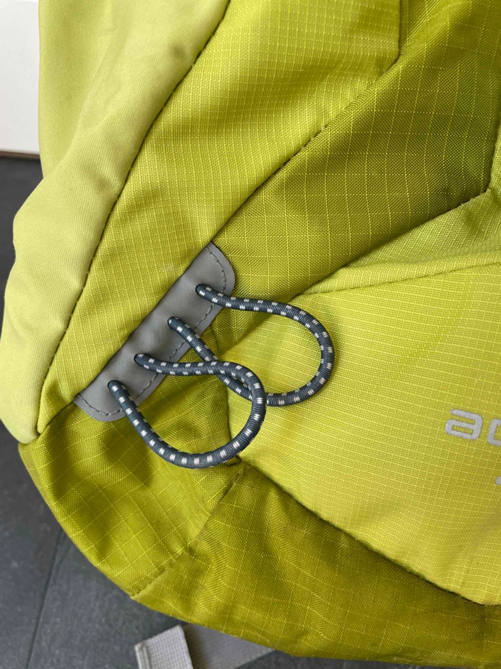 Rucksack mit Netzrücken getestet: Nahaufnahme der Laufen an der Seite.