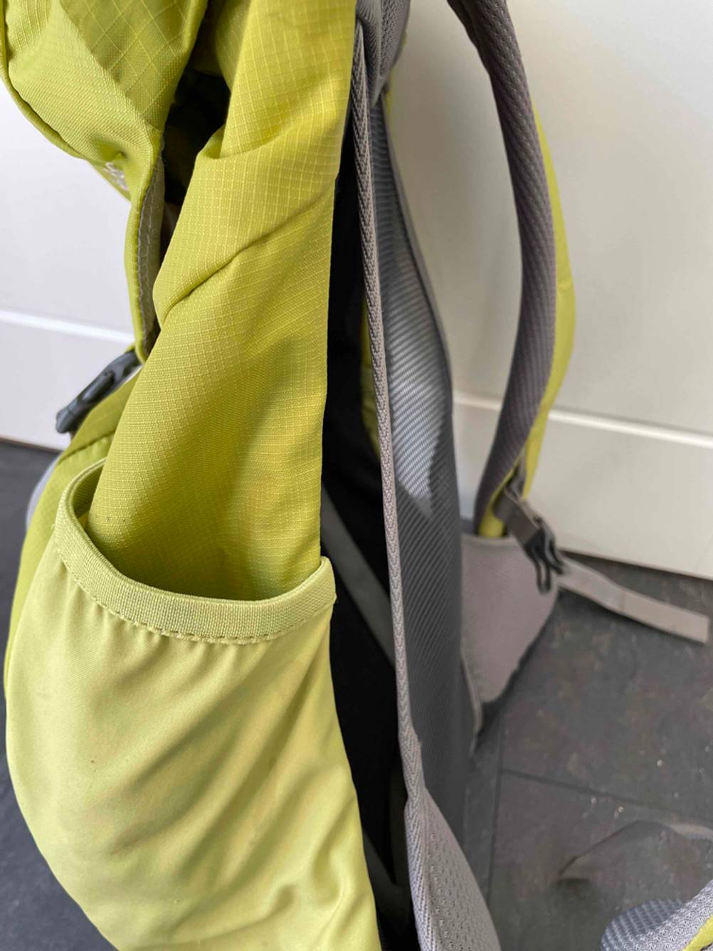 Außentasche von einer getesteten Rucksack mit Netzrücken.