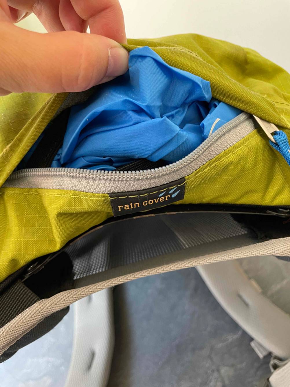 Ein Rucksack mit Netzrücken im Test: Reisverschluss von einer Innentasche.