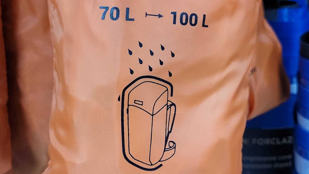 Rucksack-Regenschutz im Test: Nahaufnahme des Aufdrucks auf der Schutzhülle.