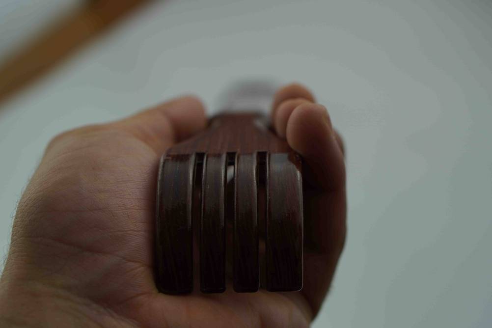 Nahaufnahme der Kralle eines Rückenkratzers im Test, von einer Hand gehalten.