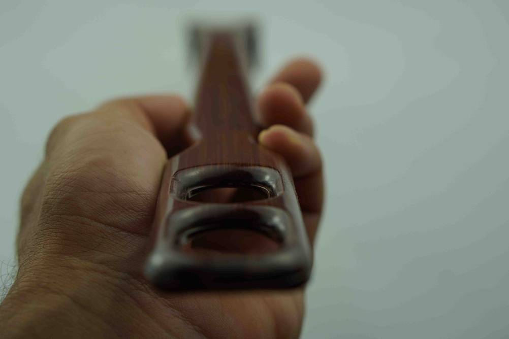 Eine Hand hält das Ende eines getesteten Rückenkratzers.