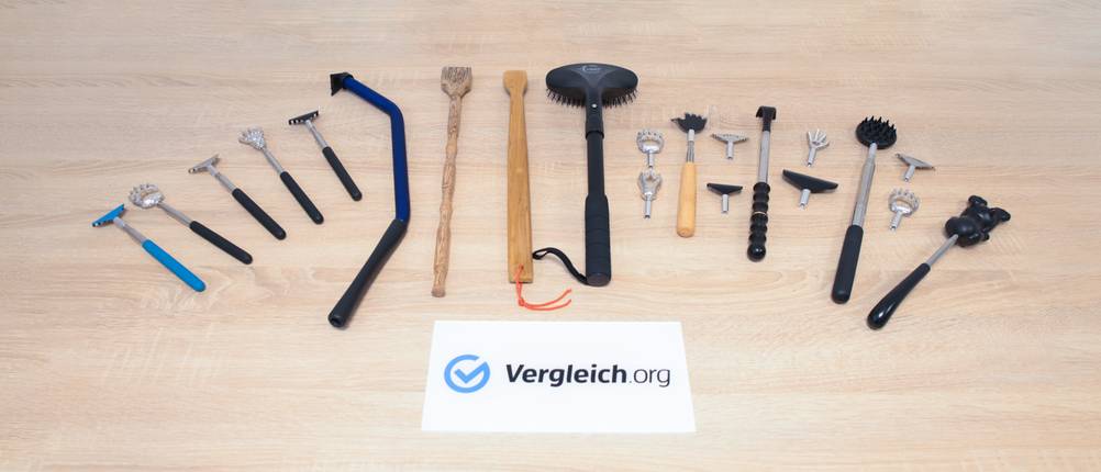 Rückenkratzer-Test: Sämtliche Rückenkratzer aus dem Test liegen auf einem Tisch.