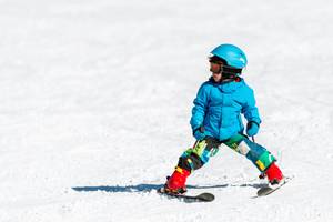 Ski-Rückenprotektoren für Kinder stabilisieren die Wirbelsäule.