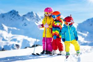 Rückenprotektor-Ski-Kind-Tests und Rückenprotektor-Ski-Kind-Vergleiche weisen darauf hin, dass es auch enorm wichtig ist einen Skihelm zu tragen.