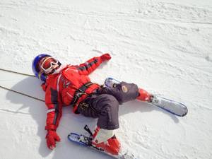 Ski-Rückenprotektoren für Kinder sollten nach einem Sturz auf eventuelle Beschädigungen überprüft werden.