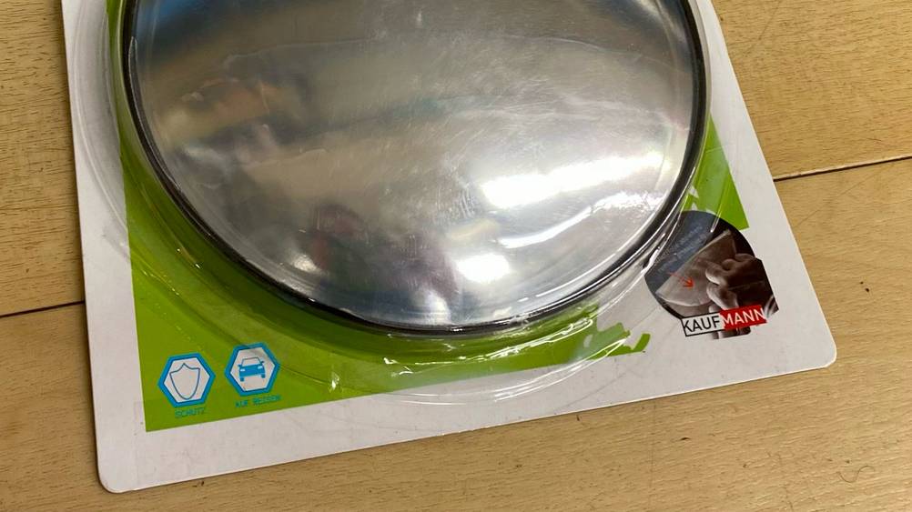 Rücksitzspiegel Baby getestet: Nahaufnahme der Infografiken auf der Verpackung unten.