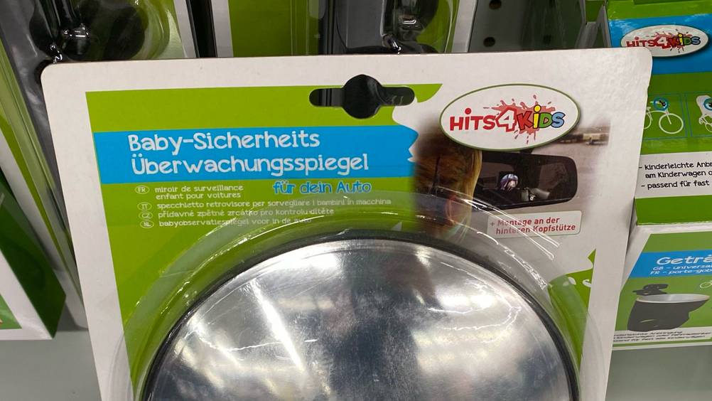 Nahaufnahme der Informationen auf der Vorderseite des verpackten Rücksitzspiegels für Babys.