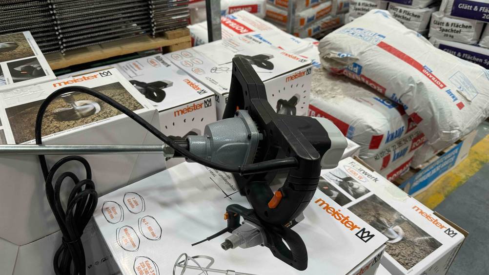 Rührwerk im Test: Nahaufnahme des Motors mit Griff.