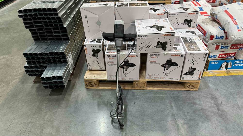 Rührwerk getestet: Ein Gerät lehnt an mehreren Originalverpackungen.