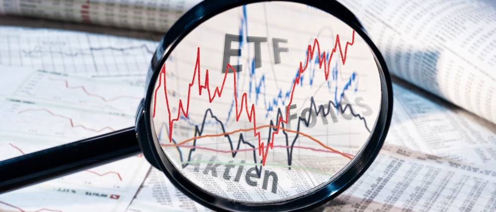Rürup-Rente im Test: Eine Lupe zeigt auf ein Infoblatt mit ETF und Aktien.