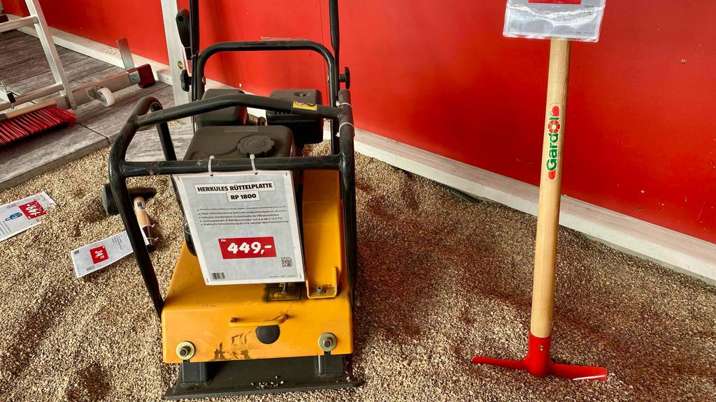 Eine getestete Rüttelplatte befindet sich als Ausstellungsstück in einem Bauhaus. 