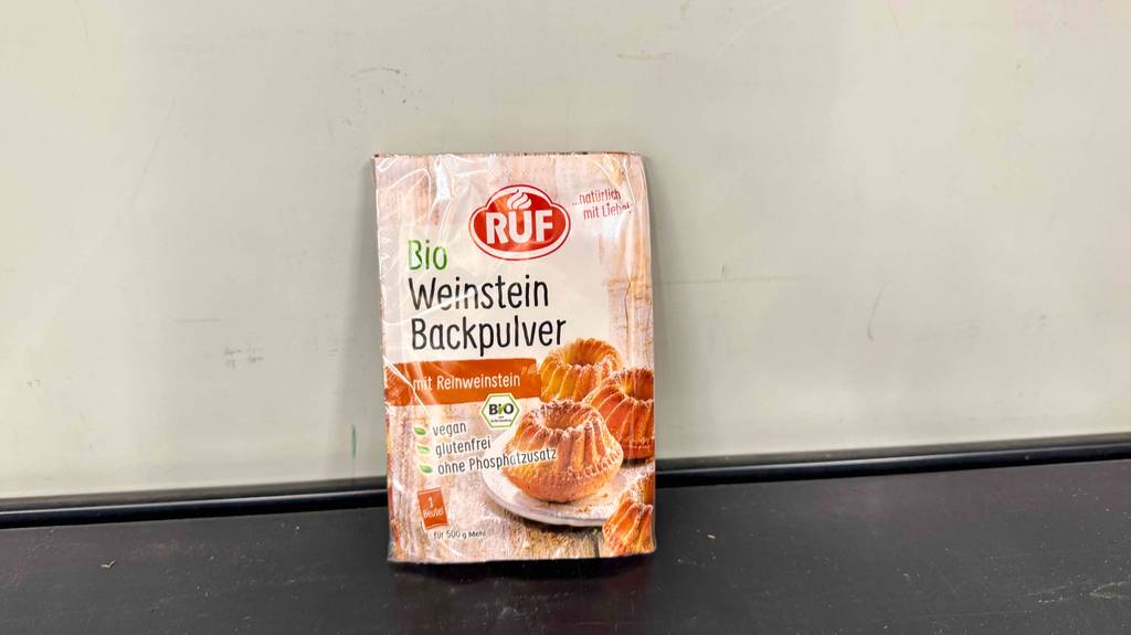 Weinsteinbackpulver-Test: Eine Packung für 500 g Mehl lehnt an einer weißen Wand.