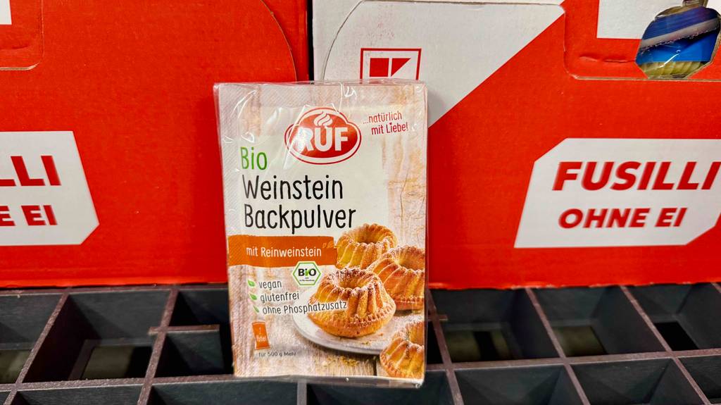 Weinsteinbackpulver im Test: Eine Packung für 500 g Mehl steht vor einem Karton mit Nudeln.
