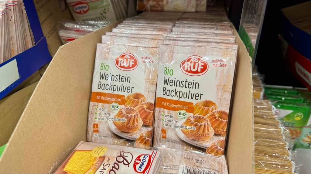 Mehrere Packungen getesteten Weinsteinbackpulvers der Marke Ruf mit Reinweinstein befinden sich in einem Karton auf dem Verkaufsregal.
