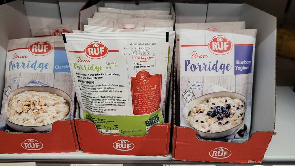 Verschiedene Instant-Oats im Test befinden sich im Verkaufsregal.