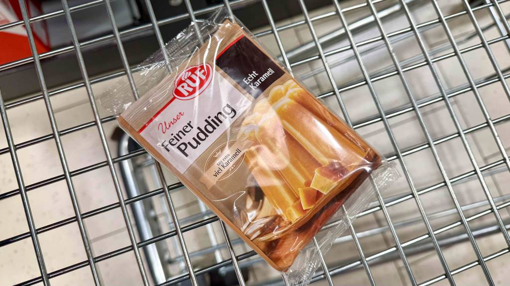 Puddingpulver im Test: Eine versiegelte Packung der Marke RUF liegt in einem Einkaufskorb.