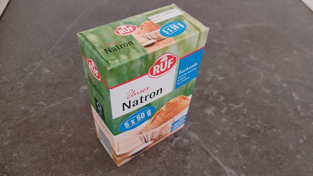 Im Test: eine Packung Natron von schräg oben auf einer dunklen Arbeitsfläche.