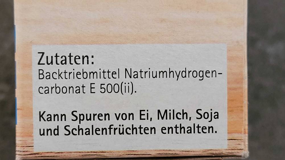 Nahaufnahme der Zutatenliste einer Packung Natron im Test.