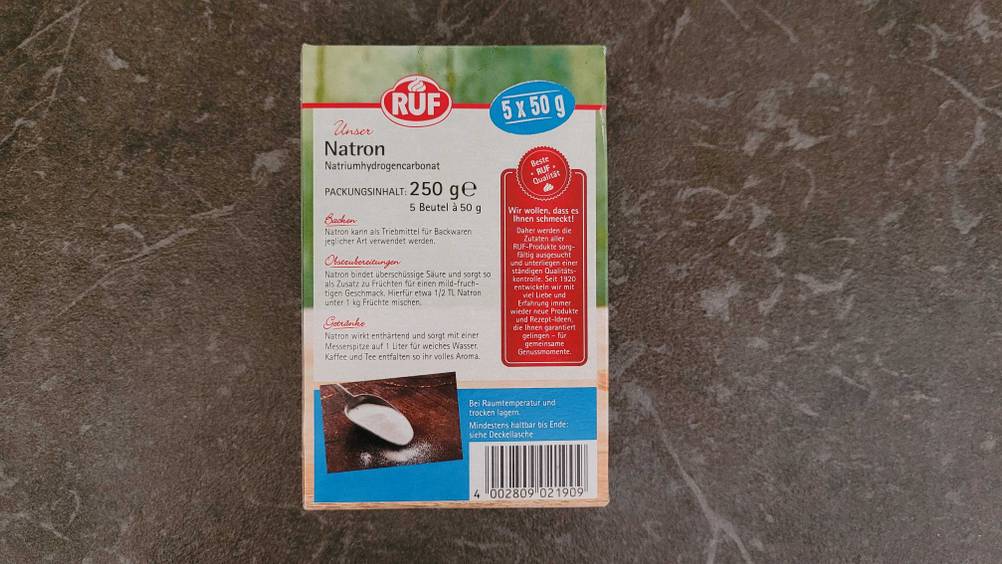 Rückseite einer Packung des getesteten Natrons auf einer dunklen Arbeitsplatte.
