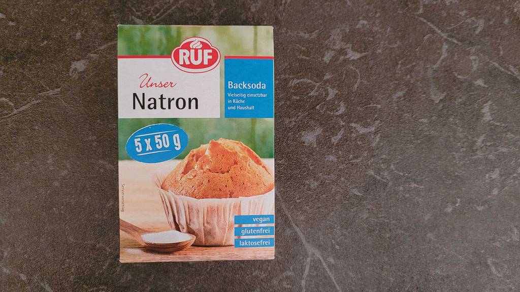 Auf der Küchentheke liegt eine Verpackung Natron von der Marke Ruf.
