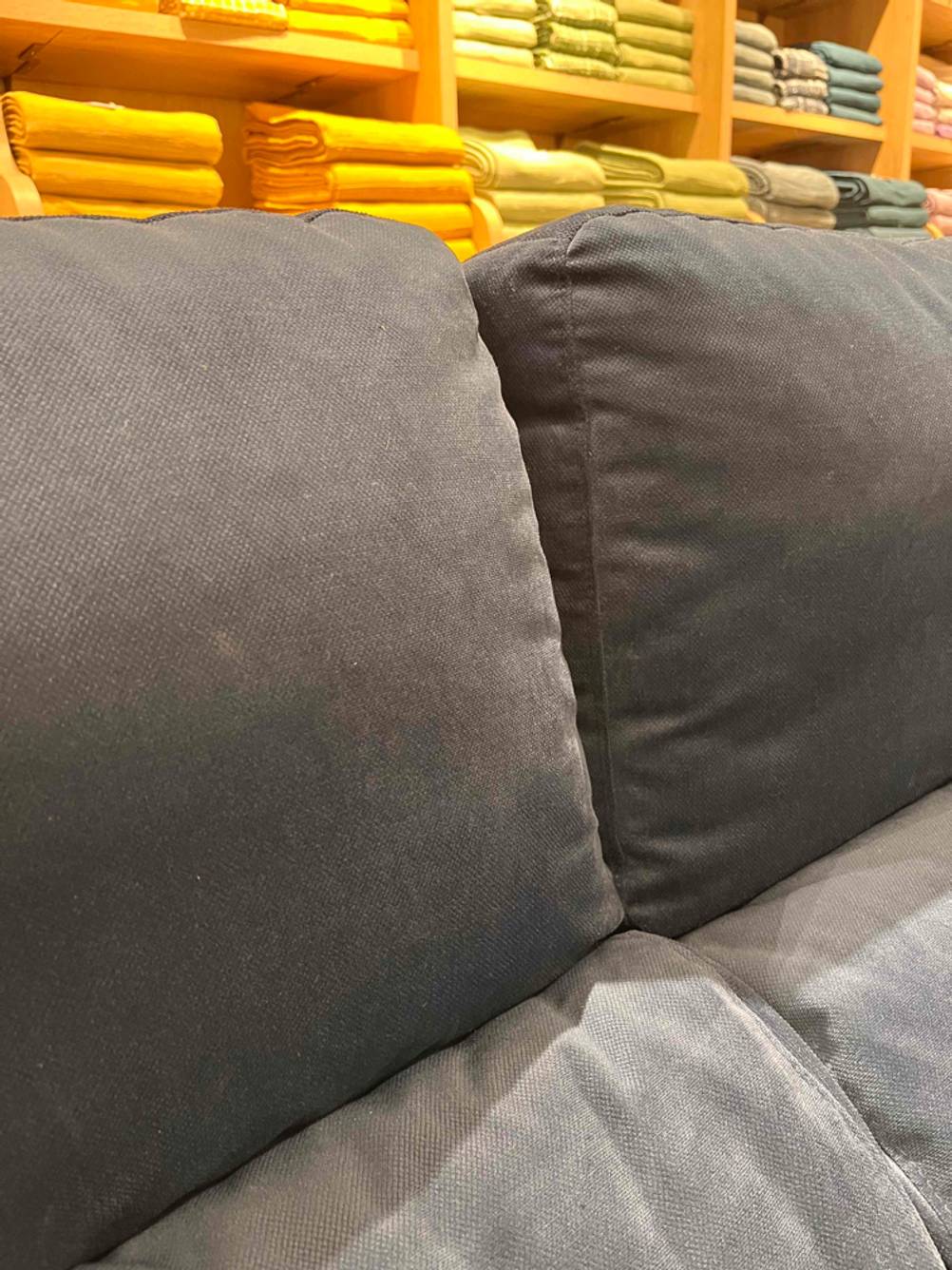 Nahaufnahme des Mikrofaser-Materials eines getesteten Relaxsofas.