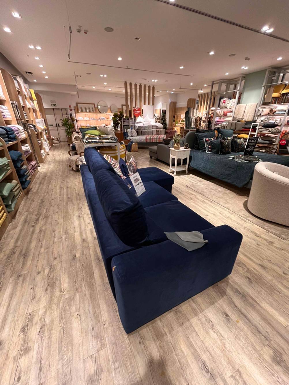 Ansicht von oben über Eck auf den hinteren Bereich inklusive Rückenlehne eines blauen Relaxsofa im Test.