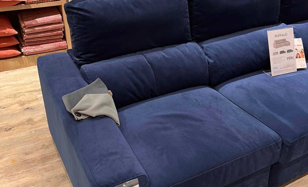 Nahaufnahme eines Relaxsofas im Test: Materialansicht von schräg oben auf ein blaues Sofa von Ruffalo.