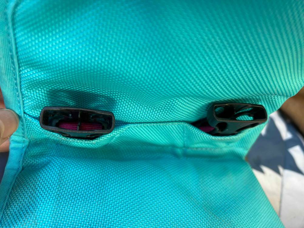Nahaufnahme der Verschlüsse einer Schwimmweste für Hunde im Test.