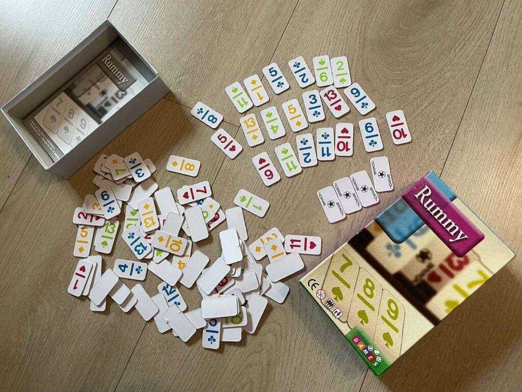 Blick von oben auf ein ausgebreitetes Rummy im Test.