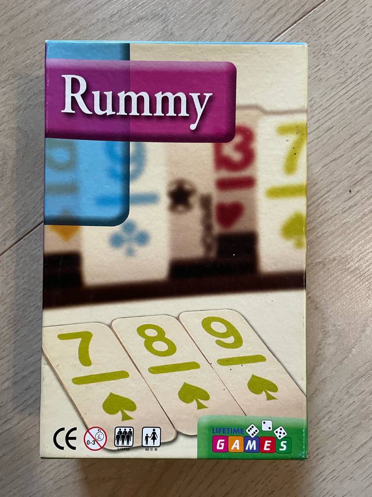 Rummy im Test: Frontansicht des Spielkartons.