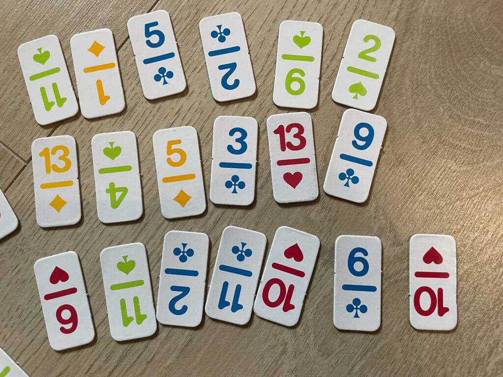 Mehrere in Reihen ausgebreitete Ziffernkarten eines getesteten Rummy.