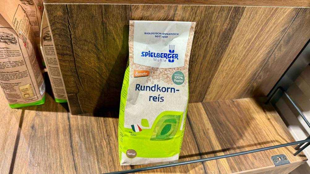 Getestet: Eine Packung Rundkornreis seht auf einer Holzfläche.