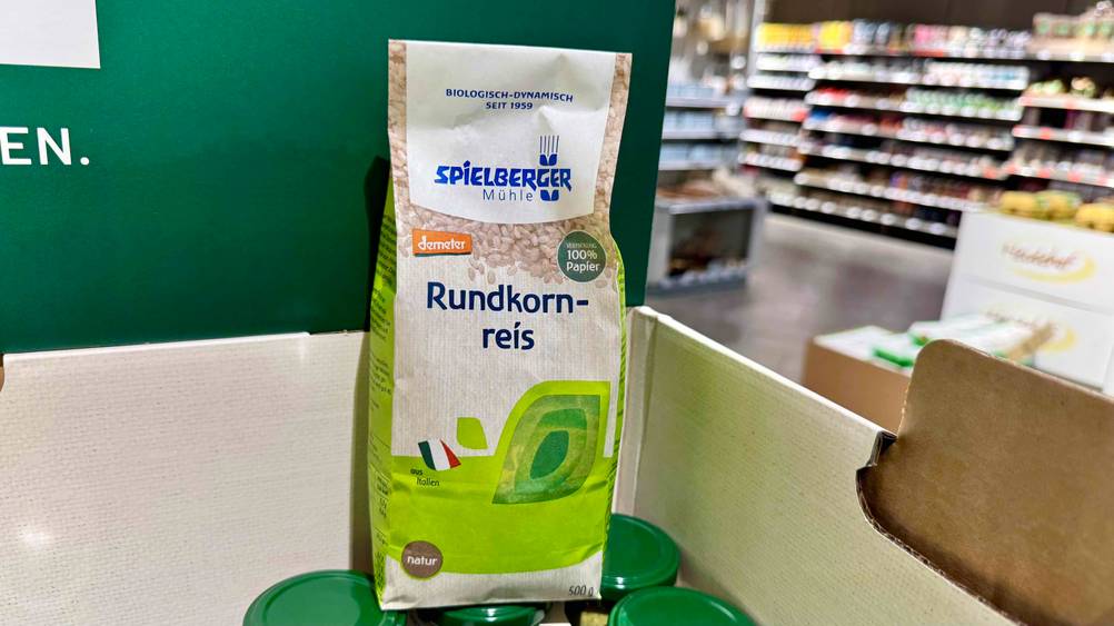 Eine Packung des getesteten Rundkornreises vor einer grün-weißen Fläche.