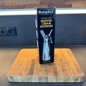 RuneSol-Sahnespender im geschlossenen Karton